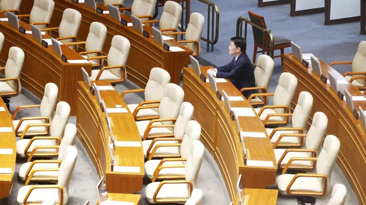 韩国执政党党首辞职引发权力更迭与社会反响震动