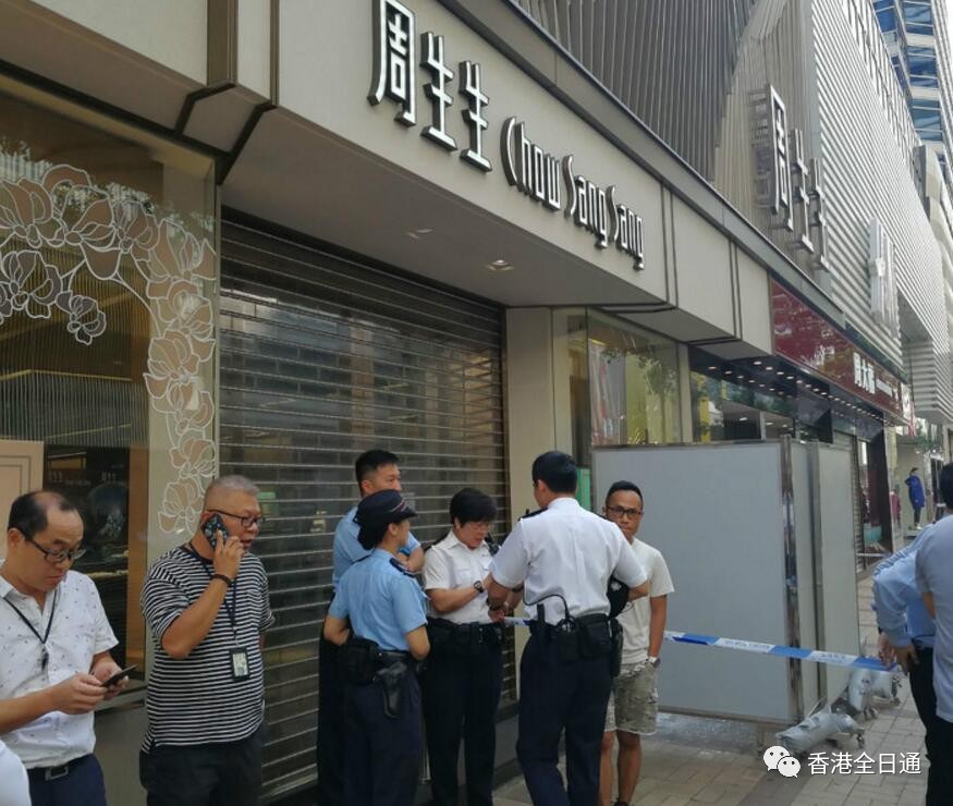 周大福加拿大门店遭劫保安袖手旁观，事件真相探究与反思