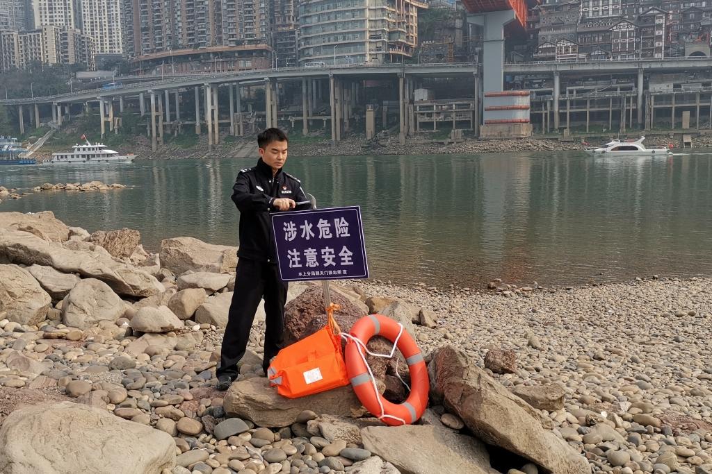 重庆小女孩求助真相揭秘，因缺乏衣物引发关注