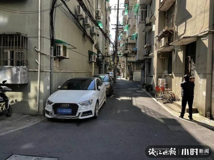 立体车库遇险，女子遭遇车辆卡住事件惊魂记