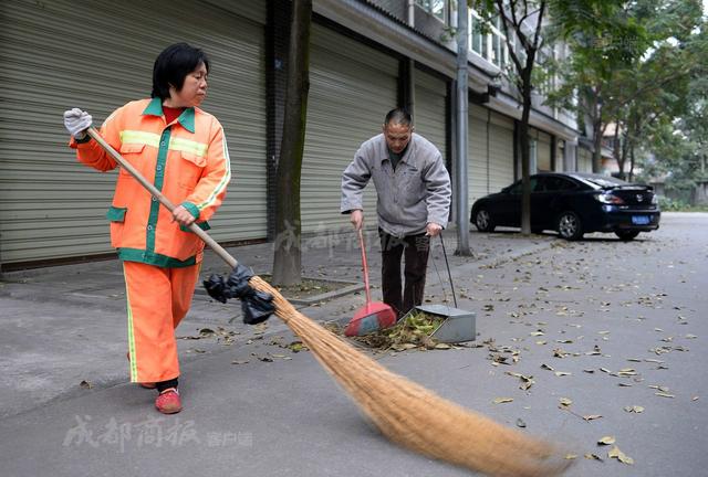 亲情与责任，女婿黎明扫街助丈母娘环卫工作纪实