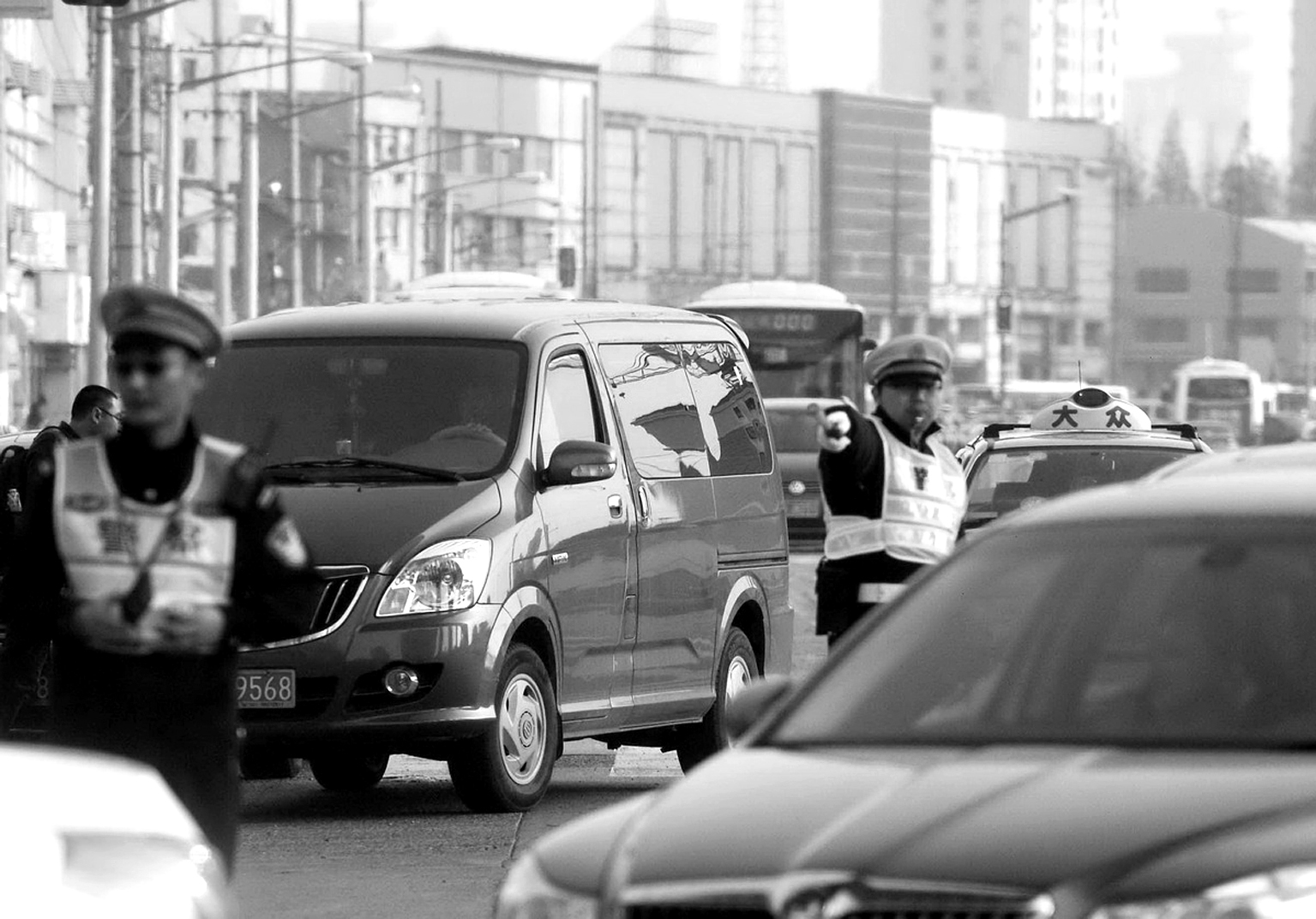 小车跳舞引发拥堵，交警迅速处置化解危机