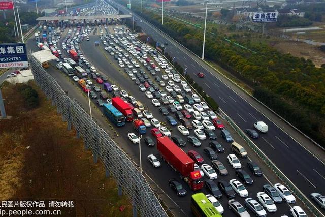 首批返乡大军占领高速公路，拥堵挑战开始