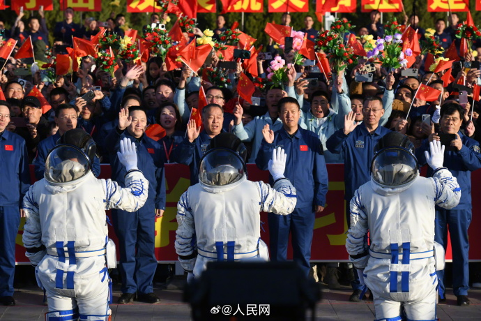 神十九航天员宇宙级祝福，跨越星际的温暖与希望传递人间