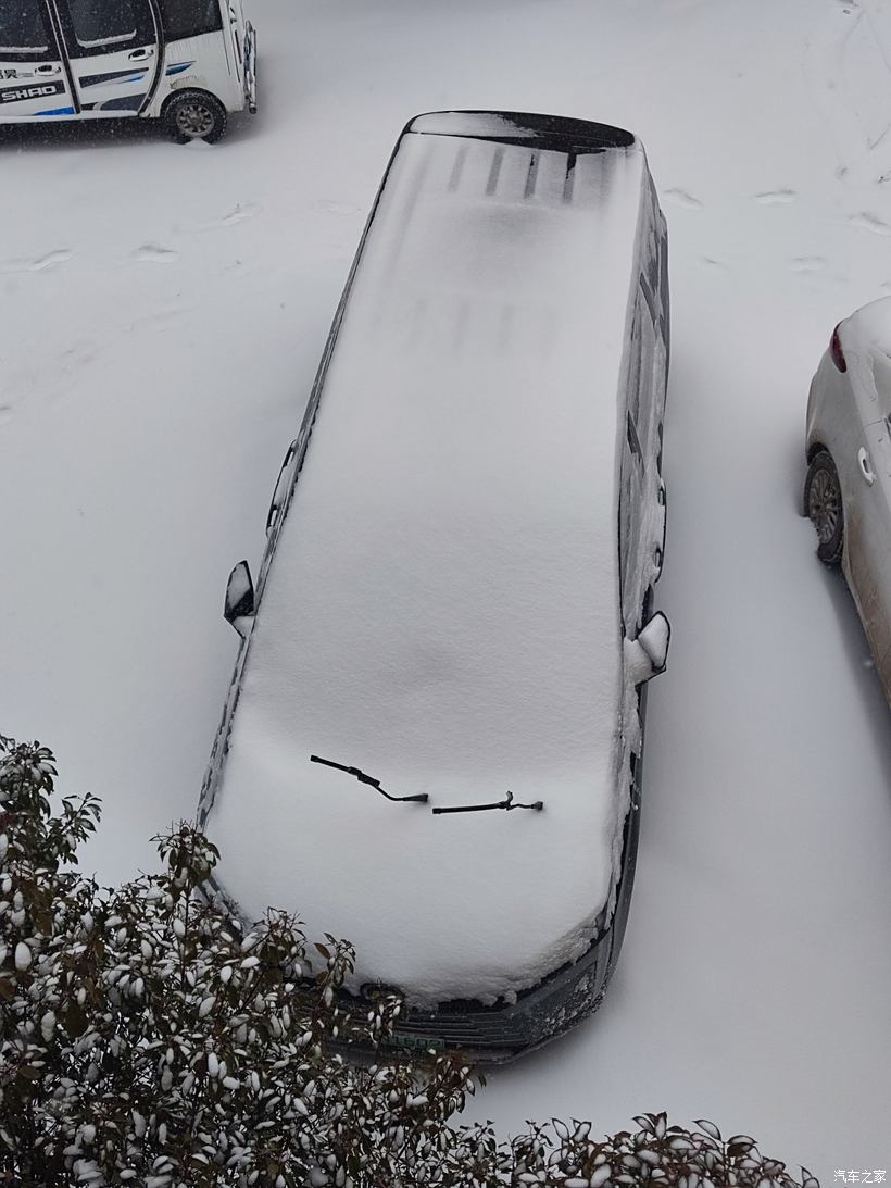 自驾返乡遇暴雪，电车寒夜行车挑战，空调使用需谨慎