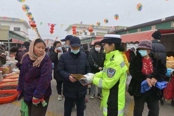 天赋异禀少女，11岁女孩摆摊写春联日入最高达700元