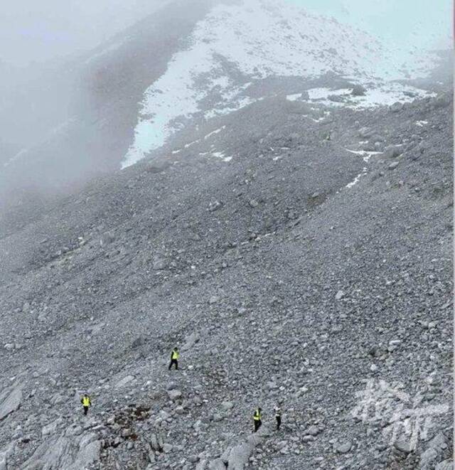 雪山之巅的挑战，男子飞越雪山失联超过72小时