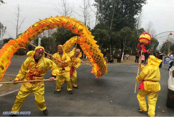 大年初二的热闹与温情，传统庆祝与现代情感的交融