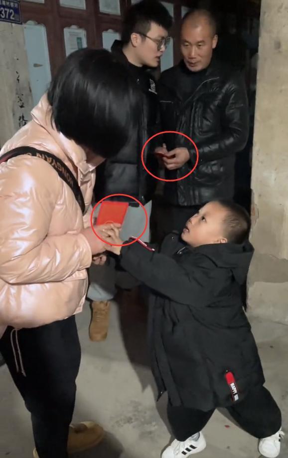 童趣盎然迎新春，孩子们抬盆讨压岁钱欢乐瞬间