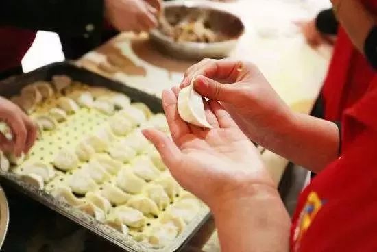 春节忙碌包饺子，饺子制作纪实