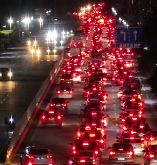 春节返程大堵车，一夜仅行一公里的心路历程