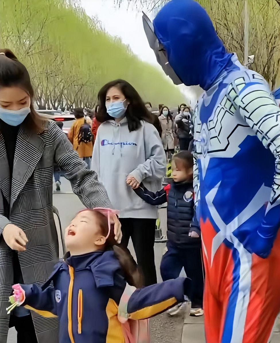 男子恋爱一年意外发现女友隐藏的秘密，两个年龄相差仅两岁的孩子