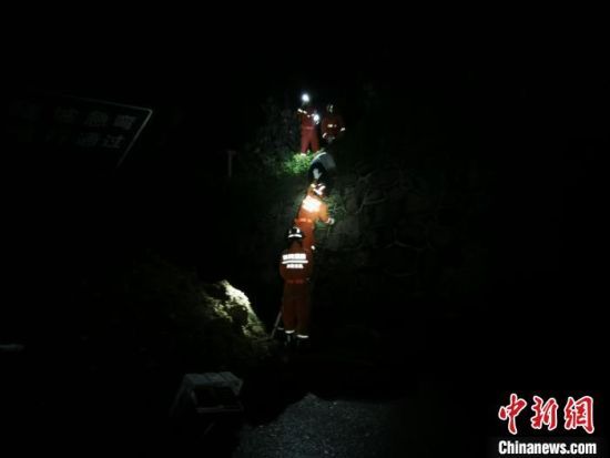 四川山体滑坡引发关注，灾难背后的挑战与希望，29人失联寻找希望之光