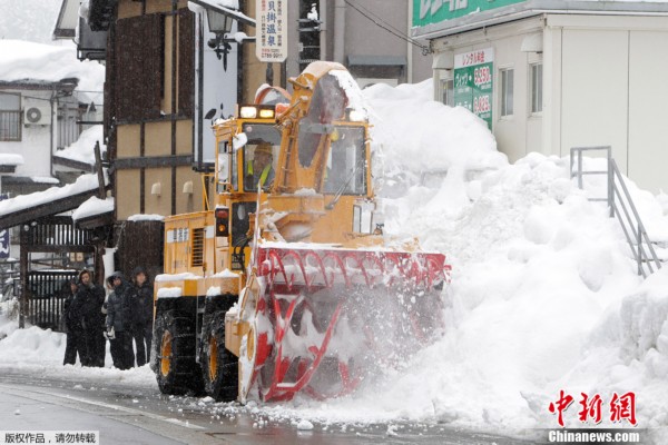 日本本州岛持续大雪，积雪深度惊人，最深处达五米厚标题建议，日本本州岛雪灾严重，积雪深度惊人，最厚达五米