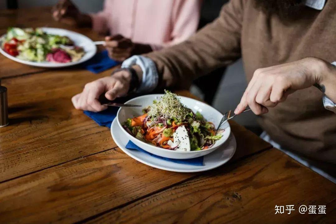 长期素食的健康选择与挑战，方大同与大S的科学吃素探讨