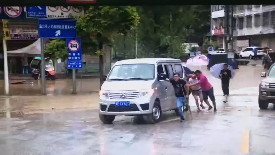 暴风雨中的暖心援助，小伙助女子扶起三轮车