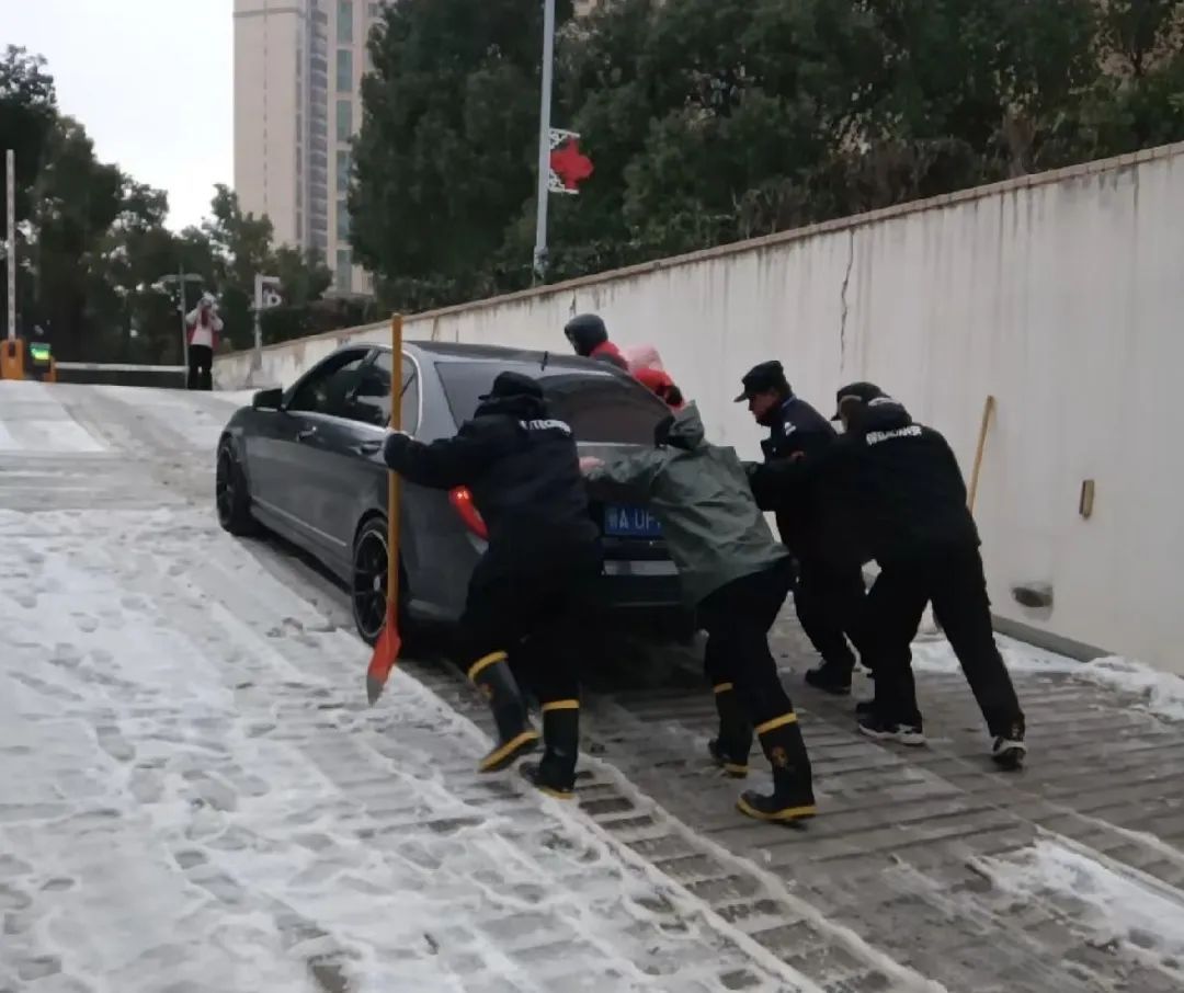 济南暴雪中的暖心推车侠，众志成城的力量闪耀雪中