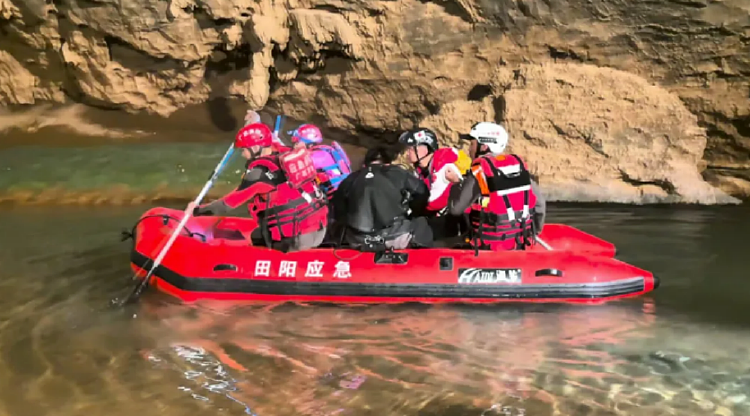 溶洞探险生死考验，潜水科考人员的未知之旅与奇迹生还