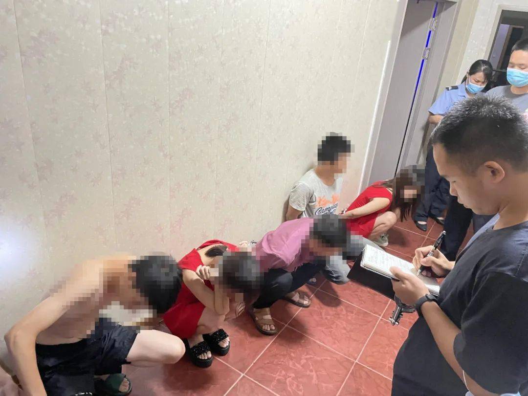 仓库内疑有人卖淫嫖娼 6名男女被抓