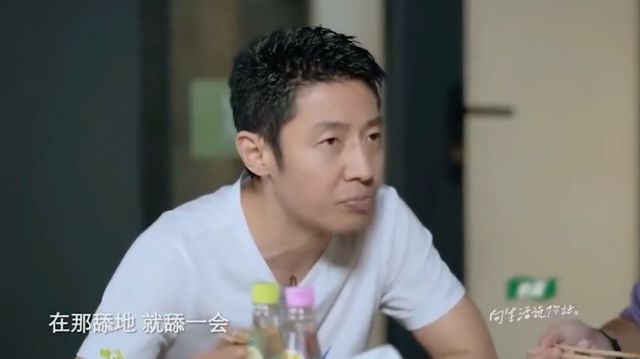 撒贝宁带娃上课 还拍照给老婆汇报